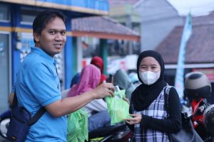 Read more about the article FKIP UNIKU Mulai Berbagi Takjil Kepada Masyarakat di Sekitar Fajar Kadugede